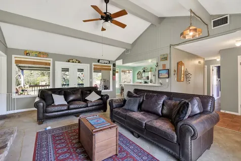 12 Creekwood Drive Schulenburg TX 78956