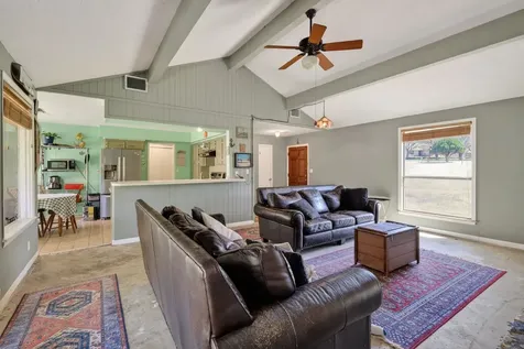 12 Creekwood Drive Schulenburg TX 78956