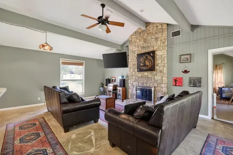 12 Creekwood Drive Schulenburg TX 78956