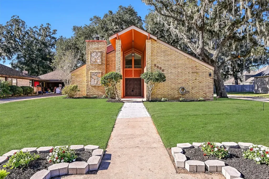 2236 Riveroaks Drive West Columbia TX 77486