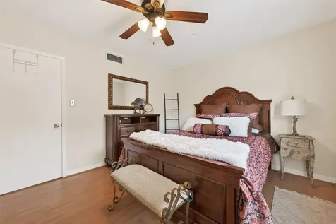 2822 Briarhurst Drive 52 Houston TX 77057