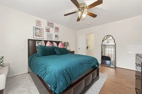2822 Briarhurst Drive 52 Houston TX 77057