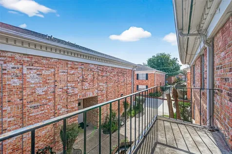 2822 Briarhurst Drive 52 Houston TX 77057