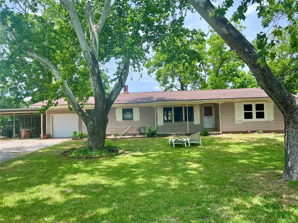 1320 Montezuma Street Columbus TX 78934