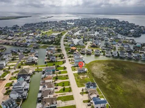 944 Tiki Drive Tiki Island TX 77554