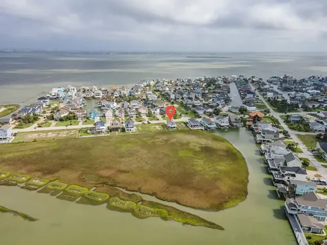 944 Tiki Drive Tiki Island TX 77554