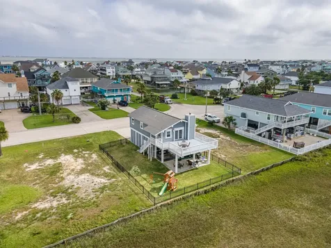 944 Tiki Drive Tiki Island TX 77554
