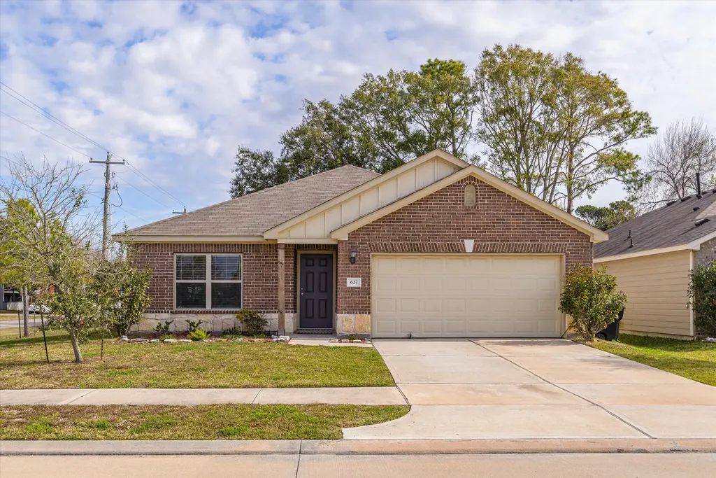 627 E Fairway Lake Drive Alvin TX 77511