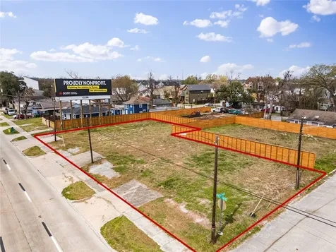 1025 N Loop Houston TX 77022