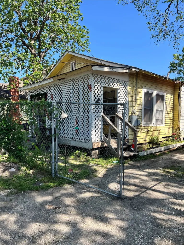 5305 Texas Street Houston TX 77011