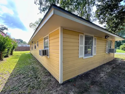 709 Baker Street Huntsville TX 77340