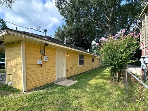 709 Baker Street Huntsville TX 77340