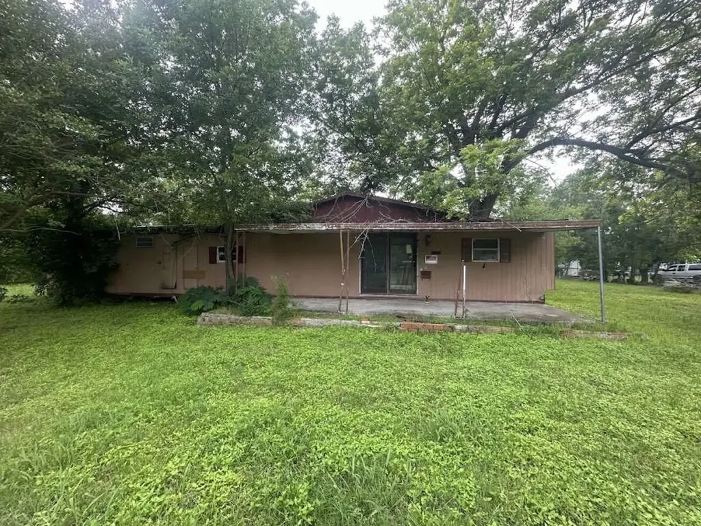 602 E Navasota Street Groesbeck TX 76642