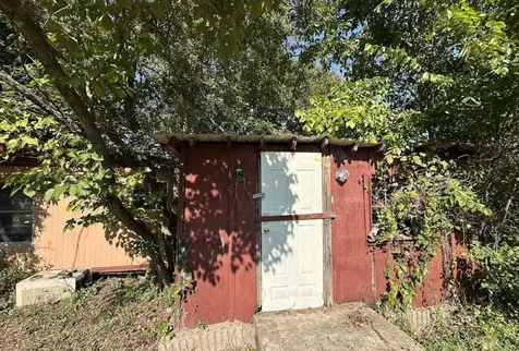 602 E Navasota Street Groesbeck TX 76642