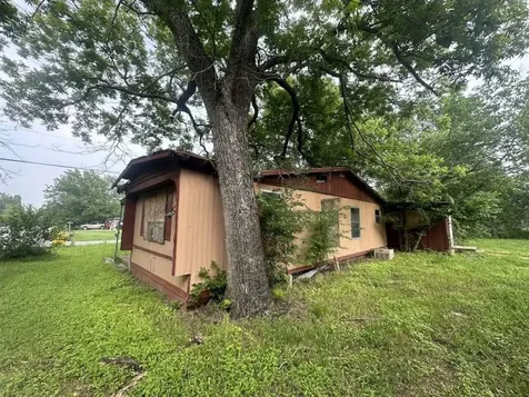 602 E Navasota Street Groesbeck TX 76642