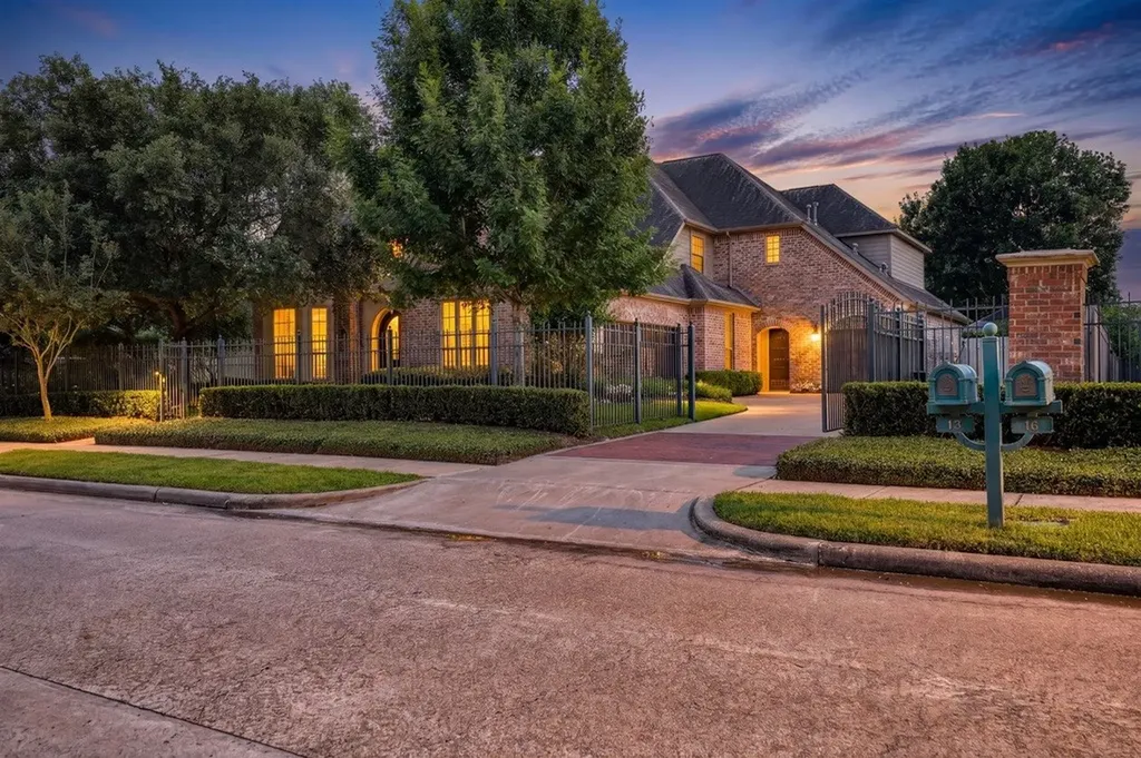 18 Waters Lake Boulevard Missouri City TX 77459