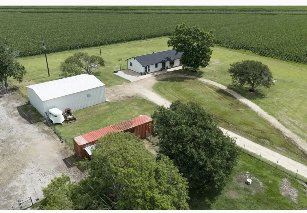 1737 County Road 425 Clemville TX 77414