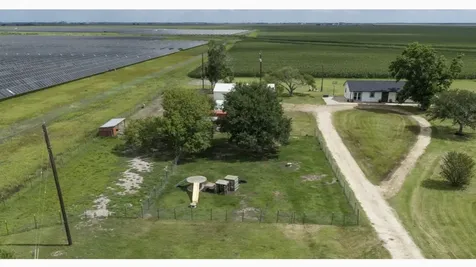 1737 County Road 425 Clemville TX 77414