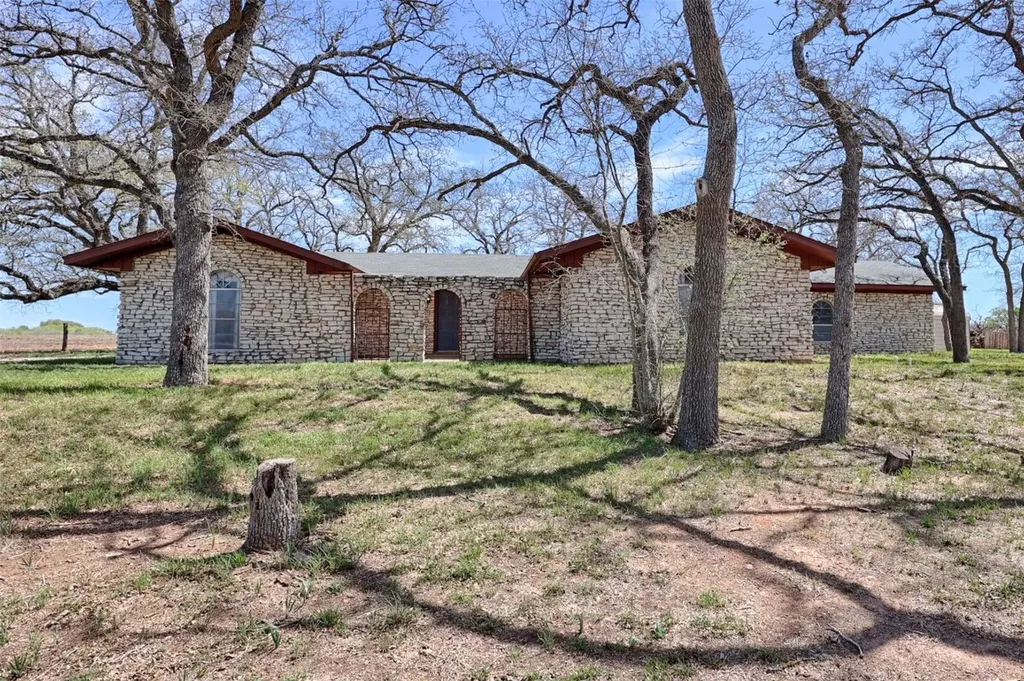 395 State Highway 304 Gonzales TX 78629