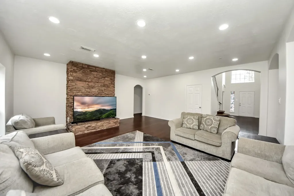 915 Hinsdale Magnolia TX 77354