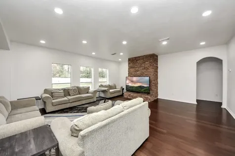 915 Hinsdale Magnolia TX 77354