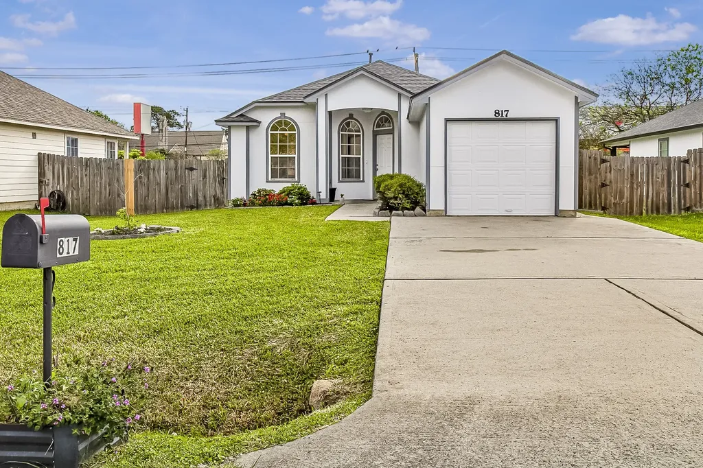 817 S 1st Street La Porte TX 77571