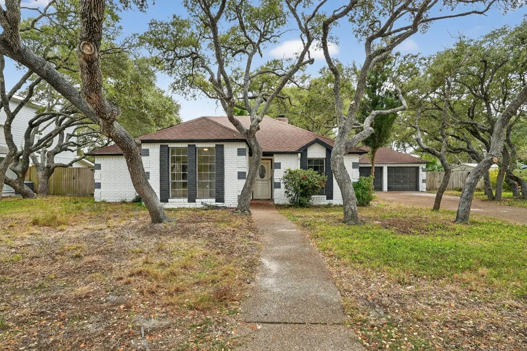 107 Cherry Hills Rockport TX 78382