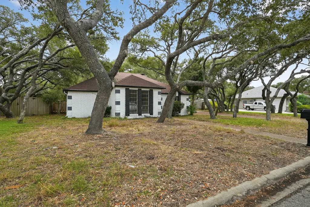 107 Cherry Hills Rockport TX 78382