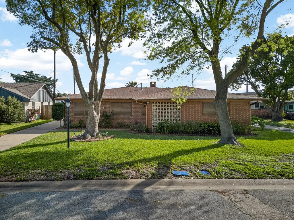 22 Willow Lane Galveston TX 77551