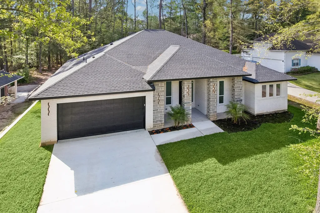 2405 W Green Briar Drive Huntsville TX 77340