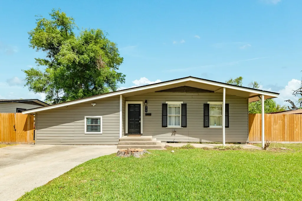 219 Camellia Street Lake Jackson TX 77566