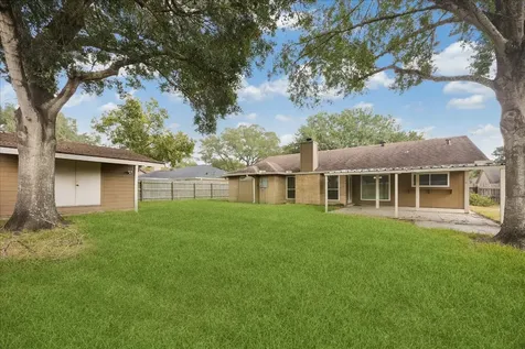 1407 Quail Hollow Sealy TX 77474