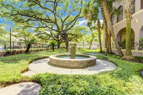 2700 Albany Street 3b Houston TX 77006