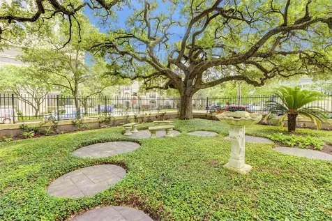 2700 Albany Street 3b Houston TX 77006