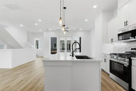 812 Elkhart Street B Houston TX 77091