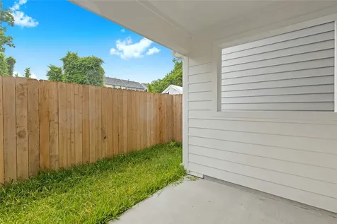 812 Elkhart Street B Houston TX 77091