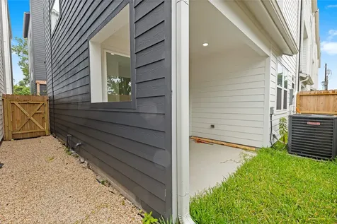 812 Elkhart Street B Houston TX 77091