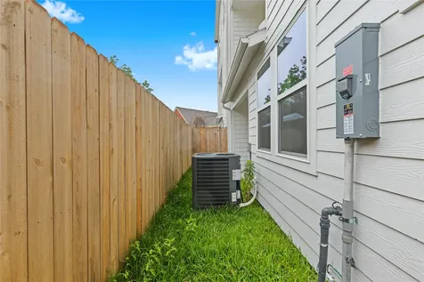 812 Elkhart Street B Houston TX 77091