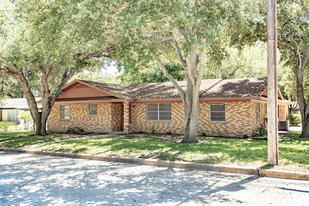 1220 N Avenue I Shiner TX 77984