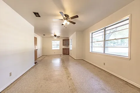 1220 N Avenue I Shiner TX 77984