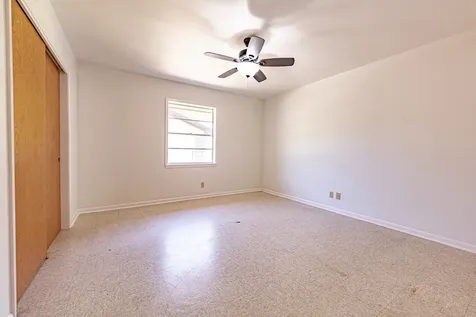 1220 N Avenue I Shiner TX 77984
