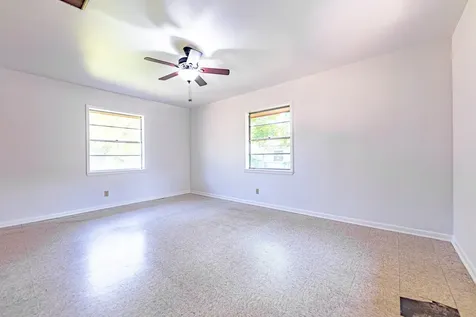 1220 N Avenue I Shiner TX 77984