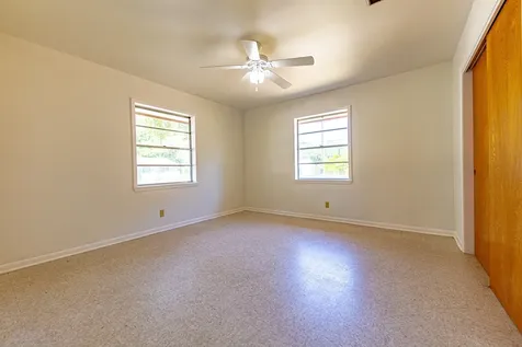 1220 N Avenue I Shiner TX 77984