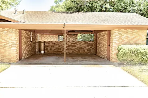 1220 N Avenue I Shiner TX 77984