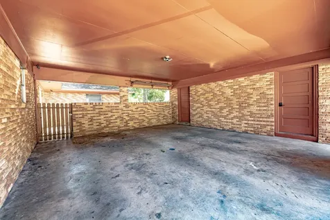 1220 N Avenue I Shiner TX 77984
