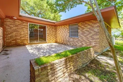 1220 N Avenue I Shiner TX 77984