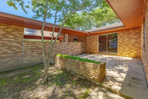 1220 N Avenue I Shiner TX 77984