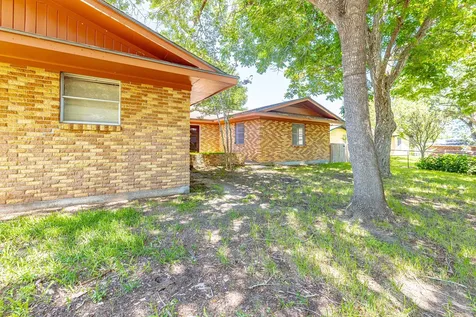 1220 N Avenue I Shiner TX 77984