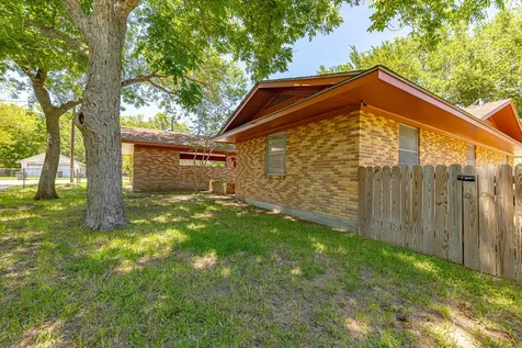 1220 N Avenue I Shiner TX 77984