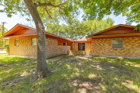 1220 N Avenue I Shiner TX 77984